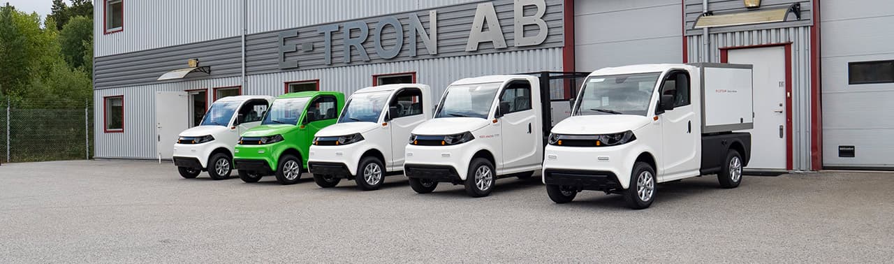 E-TRONs flotta av eldrivna arbetsfordon utanför huvudkontoret i Tumba