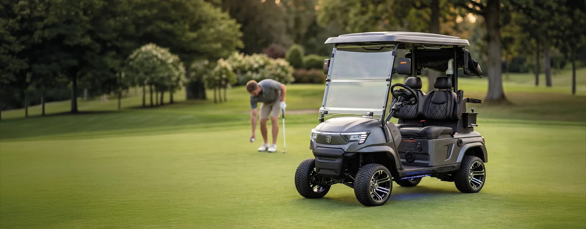 Eldrivna golfbilar på golfbana