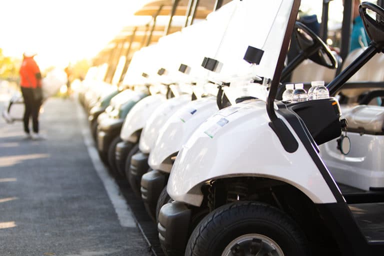 En golfbil med flak? Nej våra eldrivna arbetsfordon är raka motsatsen