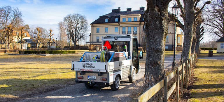 Eldrivna arbetsfordon med bevattningstank