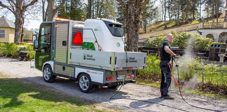 Det hettar till i Växjö. Leverans av unikt elfordon för ogräsbekämpning.