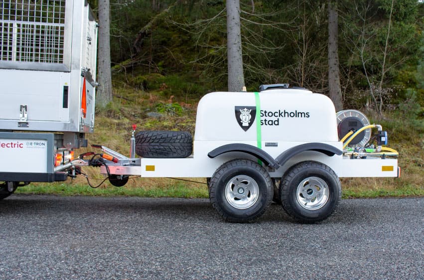 Trailer med vattentank och pump