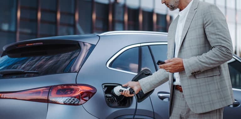 Nu är det fler laddbara bilar än bensin- och dieselbilar som säljs i Sverige