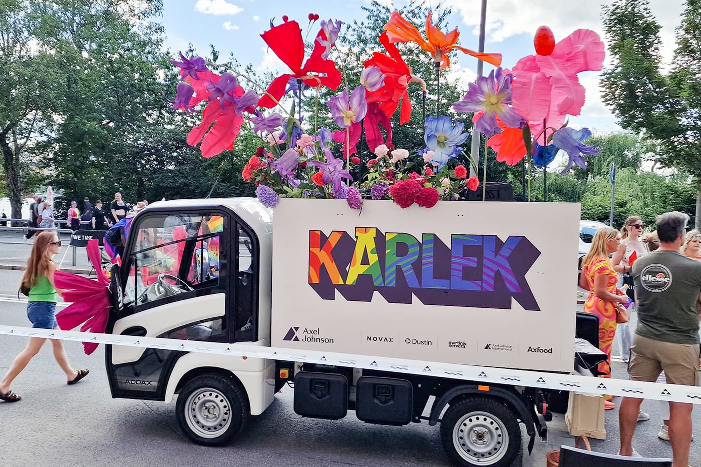 Tysta fordon i ett livfullt paradtåg
